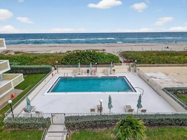 $325,000 | 2565 South Ocean Boulevard, Unit 2220, Palm Beach, FL 33480