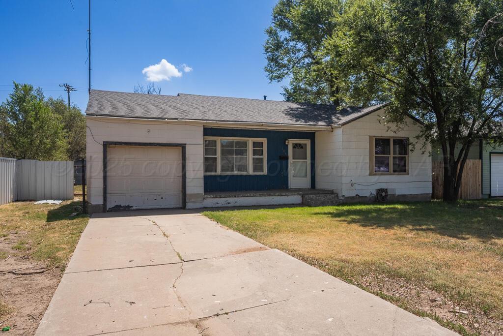 108 Spruce Avenue Dumas, TX 79029 - Photo 2 of 15 a backyard of a house