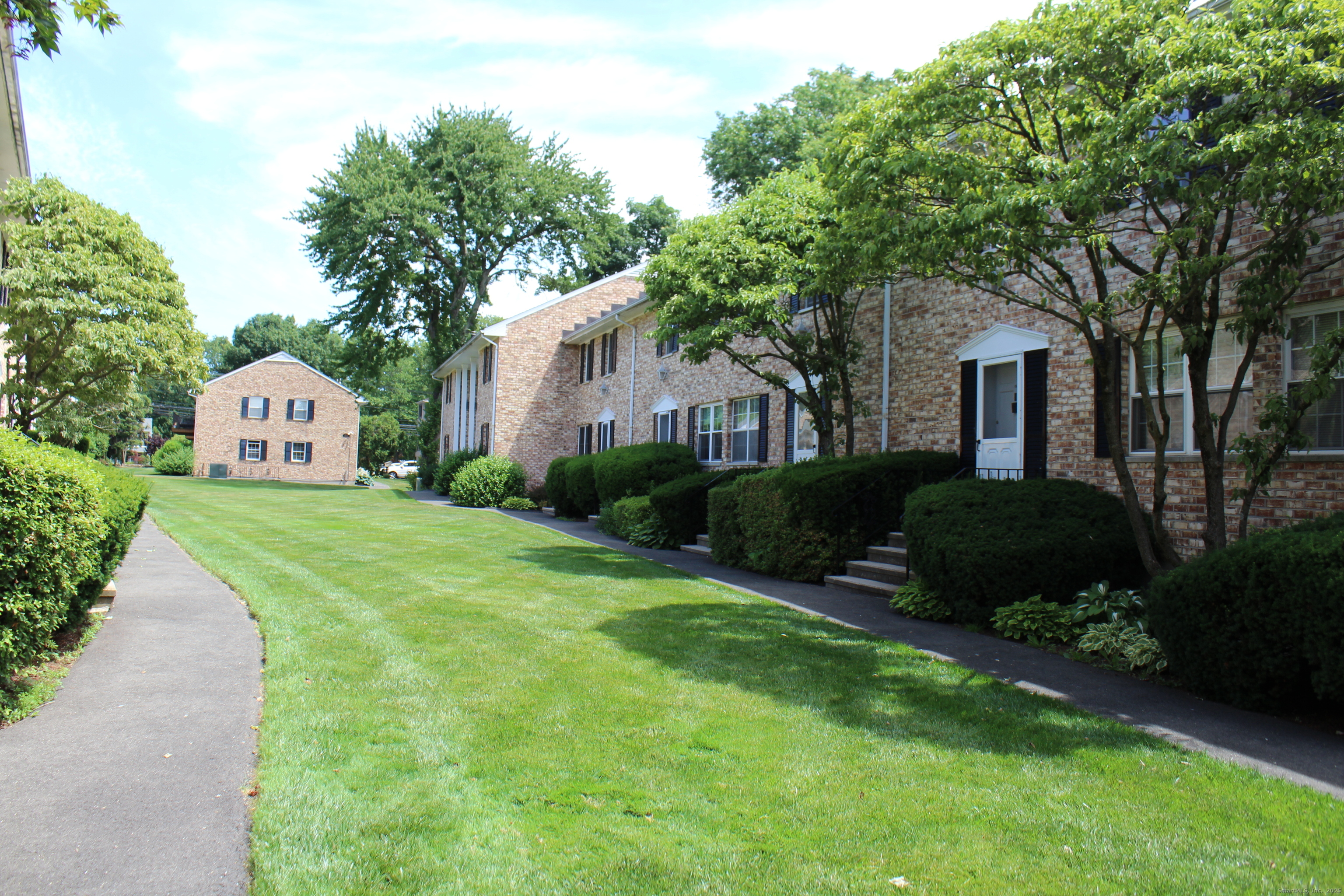 39 Woodway Road, Unit C7 Stamford, CT 06907 - Photo 18 of 18 a front view of a house with garden