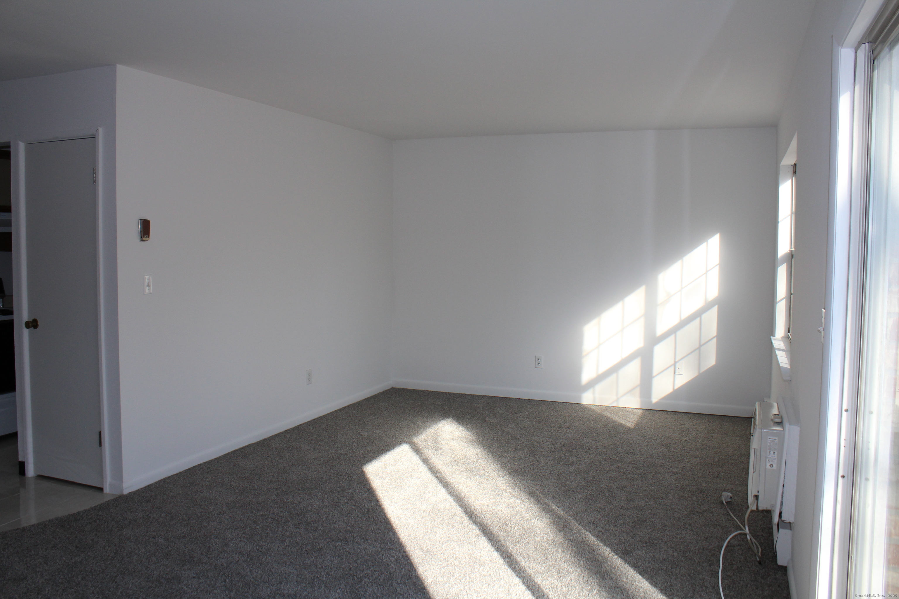 39 Woodway Road, Unit C7 Stamford, CT 06907 - Photo 3 of 18 en empty room with windows