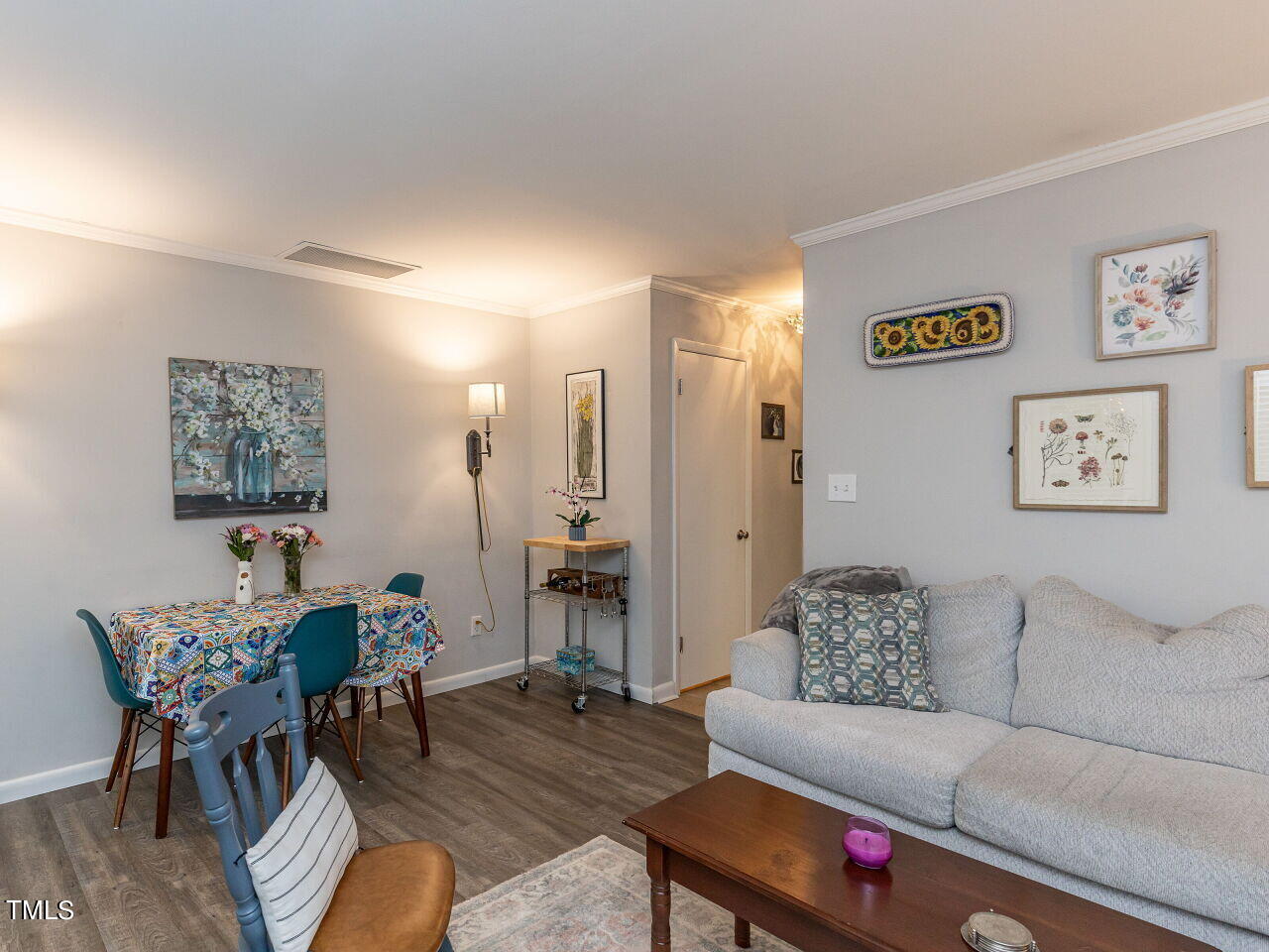 208 Oak Tree Drive Chapel Hill, NC 27517 - Photo 11 of 29 011-1280x960-family-room