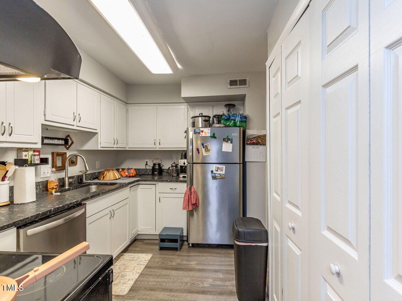 208 Oak Tree Drive Chapel Hill, NC 27517 - Photo 7 of 29 007-1280x960-kitchen