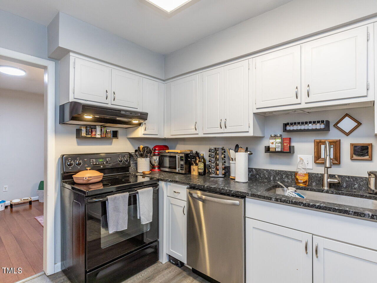 208 Oak Tree Drive Chapel Hill, NC 27517 - Photo 8 of 29 008-1280x960-kitchen