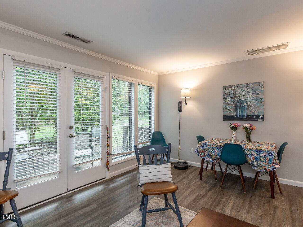 208 Oak Tree Drive Chapel Hill, NC 27517 - Photo 10 of 29 010-1280x960-family-room