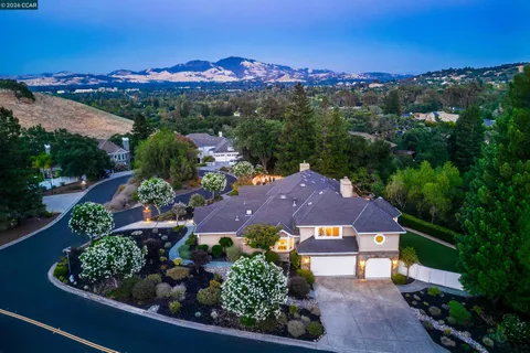 $3,095,000 | 70 Ridgecrest Court, Lafayette, CA 94549