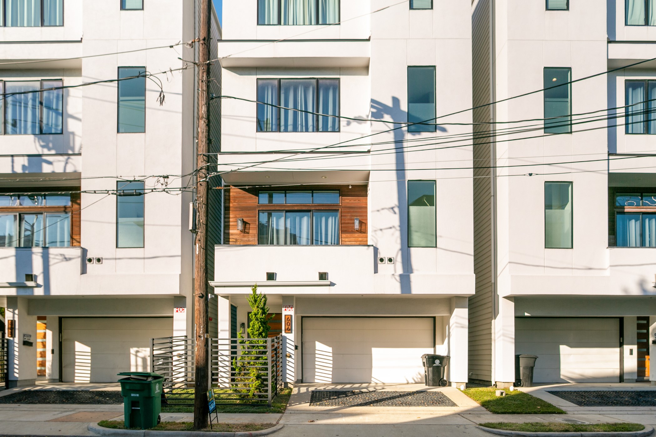 Discover 606 Oakley Street, a 4 bedroom 3.5 bathroom home perfectly situated in Montrose near some of Houston’s best dining, culture, and quick access to Downtown and the Medical Center.