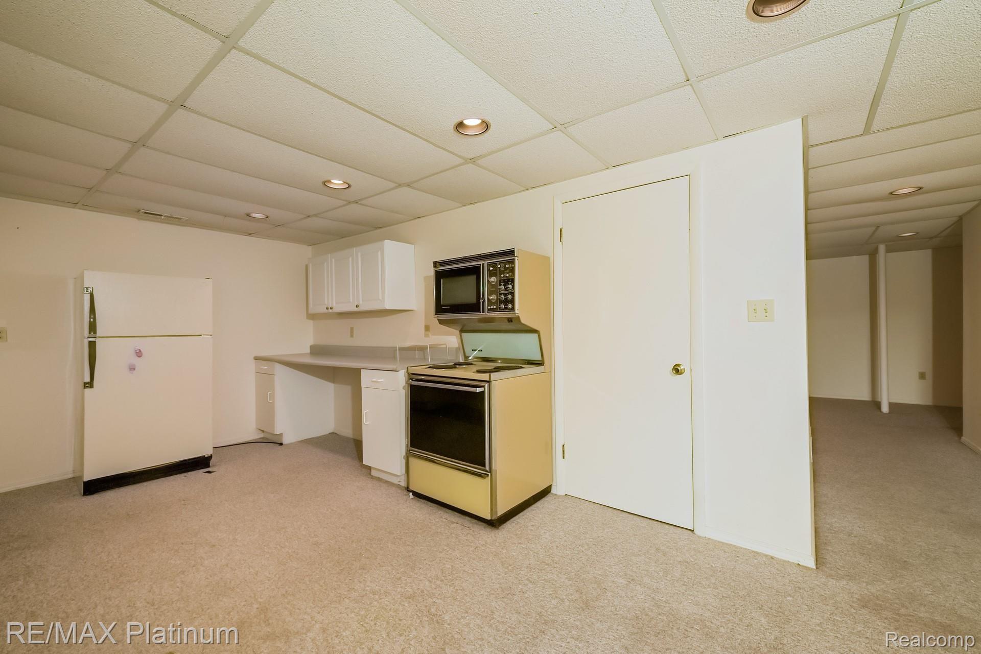 9262 Townley Road Fenton, MI 48430 - Photo 20 of 65 019-photo-kitchenette-8522410.jpg