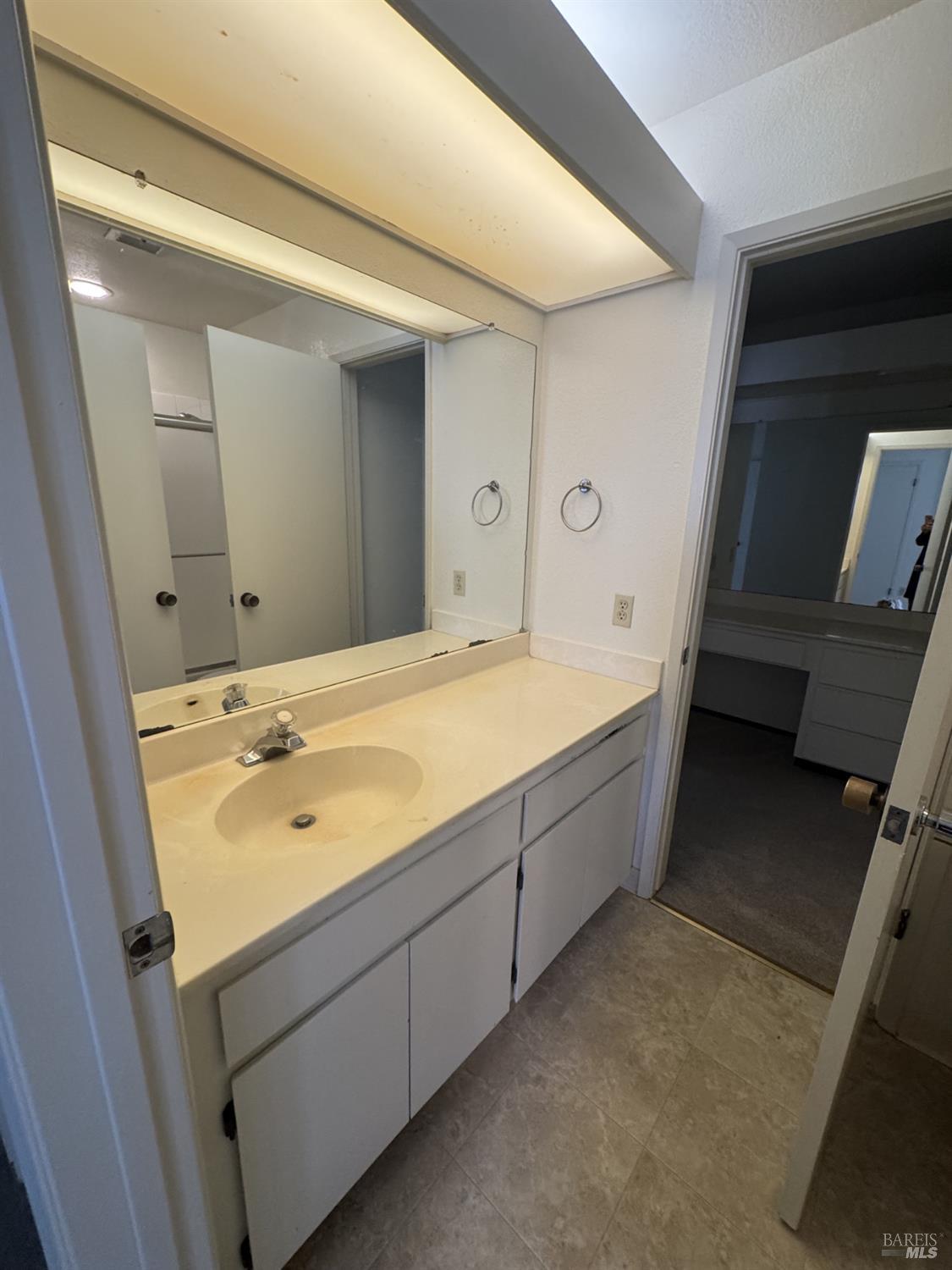 33 Lakeview Court Novato, CA 94947 - Photo 11 of 18 a bathroom with a sink and a bathtub