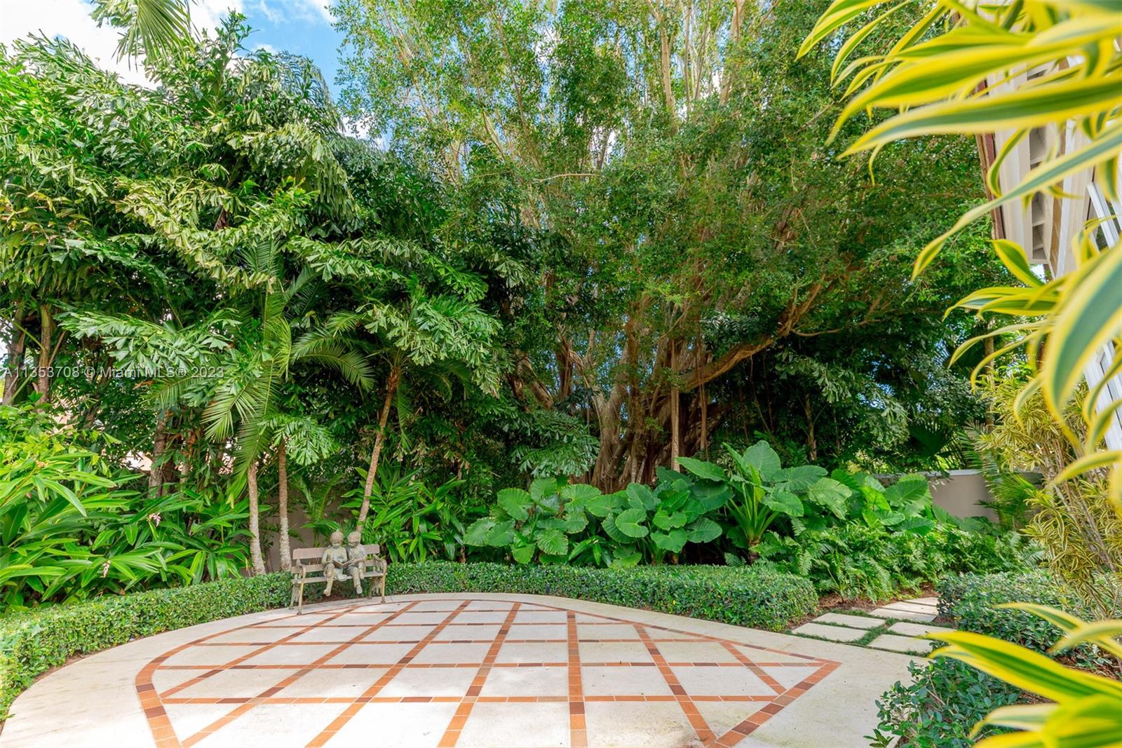115 Gomez Road Jupiter Island, FL 33455 - Photo 17 of 20 a view of a backyard