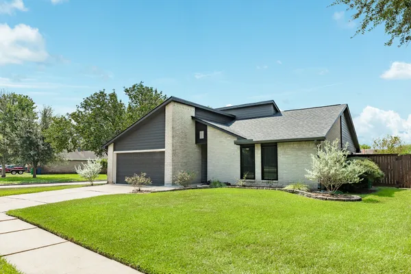 $249,000 | 9 Sarita Court, Angleton, TX 77515