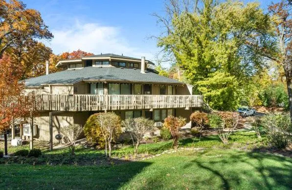 $379,000 | 601 Knollwood Circle, Unit B, Fontana, WI 53125