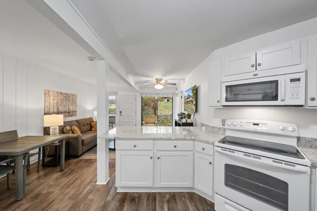 $379,000 | 601 Knollwood Circle, Unit B, Fontana, WI 53125