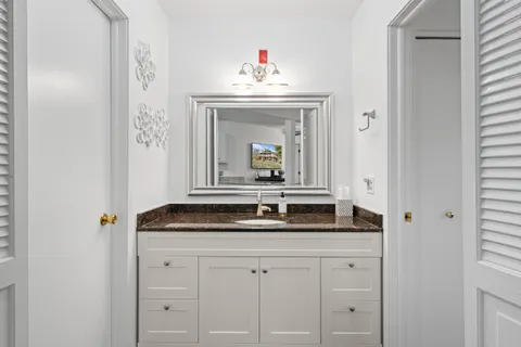 $379,000 | 601 Knollwood Circle, Unit B, Fontana, WI 53125