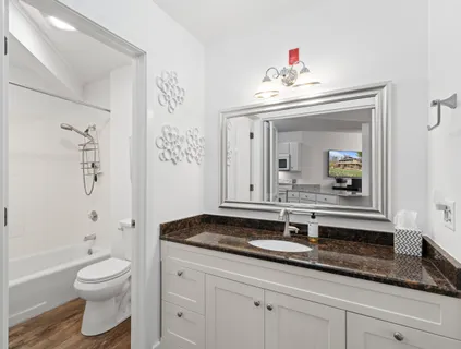 $379,000 | 601 Knollwood Circle, Unit B, Fontana, WI 53125