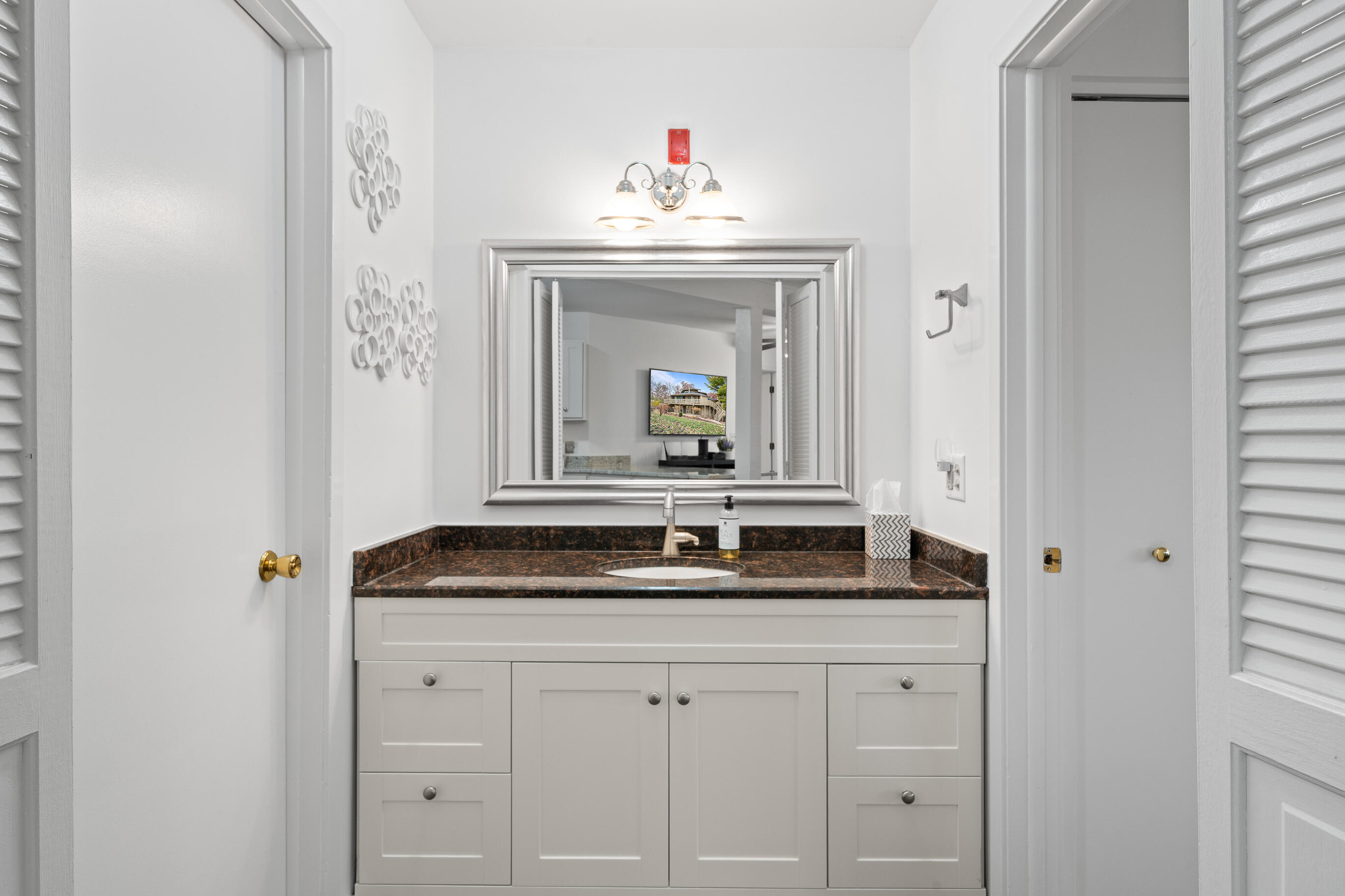 601 Knollwood Circle, Unit B Fontana, WI 53125 - Photo 10 of 21 601B Knollwood Cir - Int-17