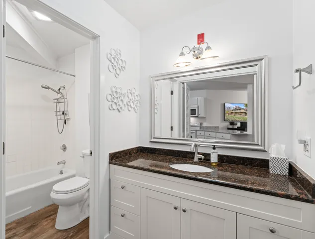 $379,000 | 601 Knollwood Circle, Unit B, Fontana, WI 53125