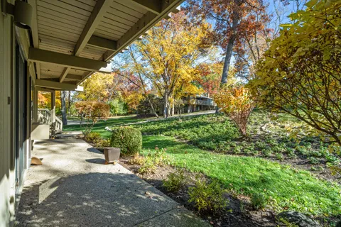 $379,000 | 601 Knollwood Circle, Unit B, Fontana, WI 53125