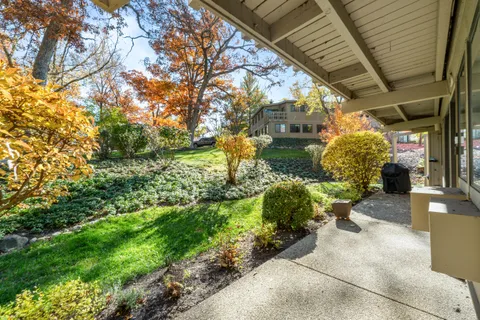 $379,000 | 601 Knollwood Circle, Unit B, Fontana, WI 53125