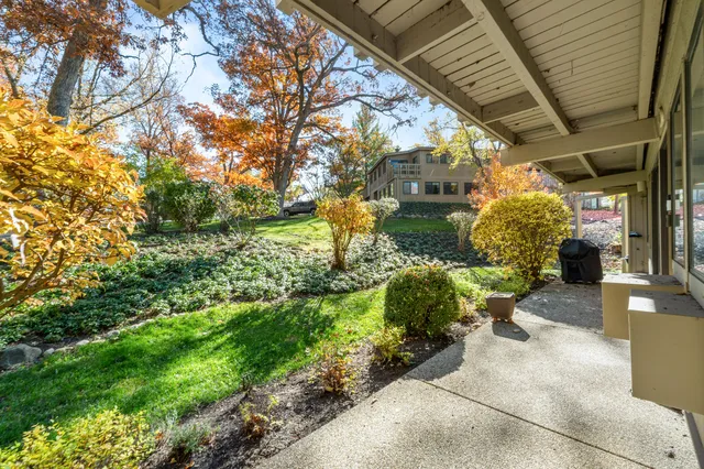 $379,000 | 601 Knollwood Circle, Unit B, Fontana, WI 53125