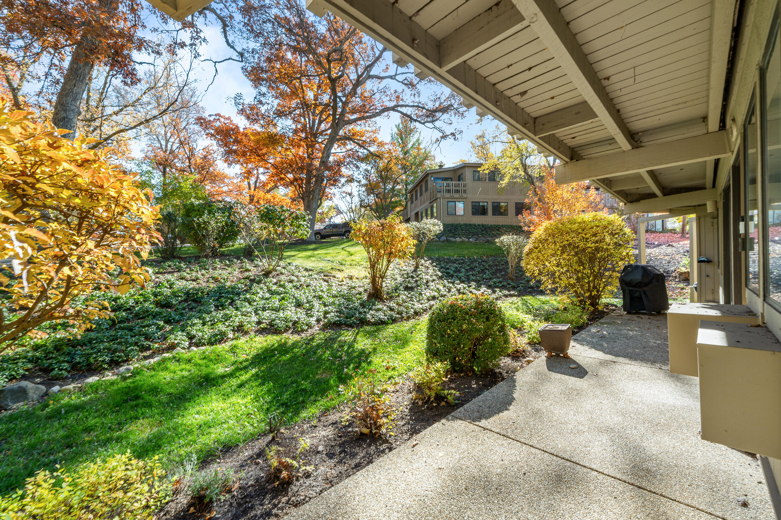 601 Knollwood Circle, Unit B Fontana, WI 53125 - Photo 3 of 21 601B Knollwood Cir-10