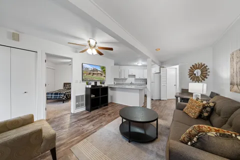 $379,000 | 601 Knollwood Circle, Unit B, Fontana, WI 53125