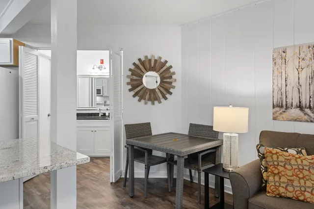 $379,000 | 601 Knollwood Circle, Unit B, Fontana, WI 53125