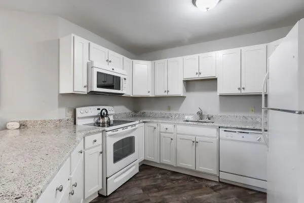 $379,000 | 601 Knollwood Circle, Unit B, Fontana, WI 53125