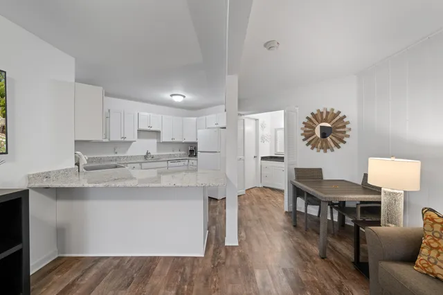 $379,000 | 601 Knollwood Circle, Unit B, Fontana, WI 53125