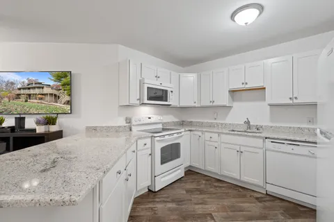 $379,000 | 601 Knollwood Circle, Unit B, Fontana, WI 53125