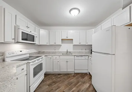 $379,000 | 601 Knollwood Circle, Unit B, Fontana, WI 53125