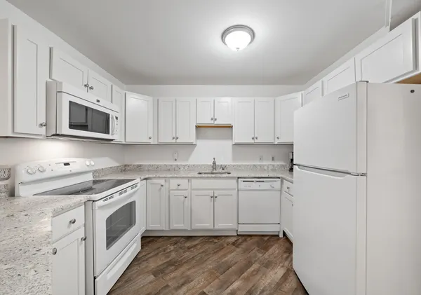 $379,000 | 601 Knollwood Circle, Unit B, Fontana, WI 53125