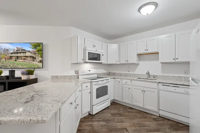 $379,000 | 601 Knollwood Circle, Unit B, Fontana, WI 53125