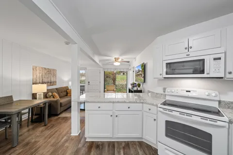 $379,000 | 601 Knollwood Circle, Unit B, Fontana, WI 53125