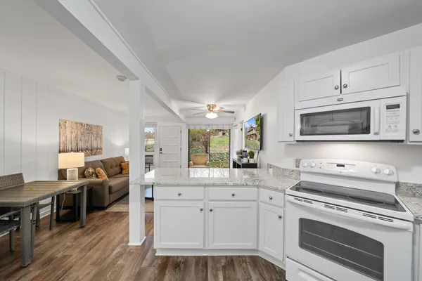 $379,000 | 601 Knollwood Circle, Unit B, Fontana, WI 53125