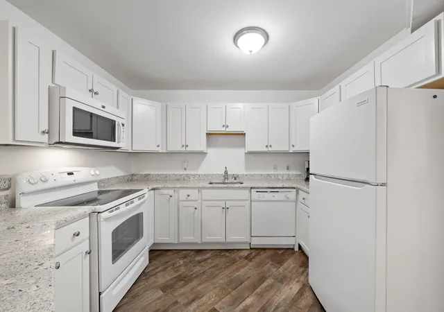 $379,000 | 601 Knollwood Circle, Unit B, Fontana, WI 53125