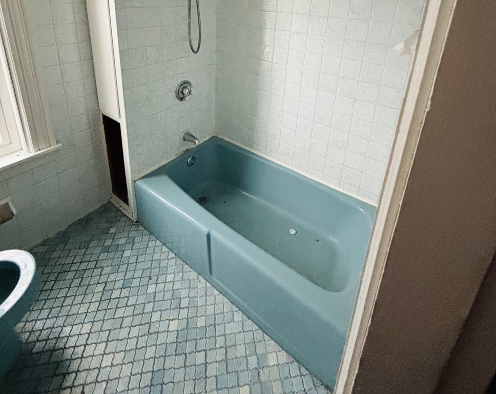 316 Amesbury Road Haverhill, MA 01830 - Photo 21 of 28 a bathroom with a bathtub