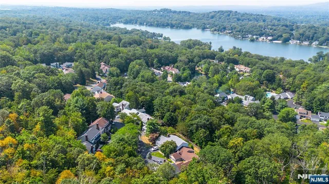 $742,000 | 8 Tomahawk Drive, Wayne, NJ 07470