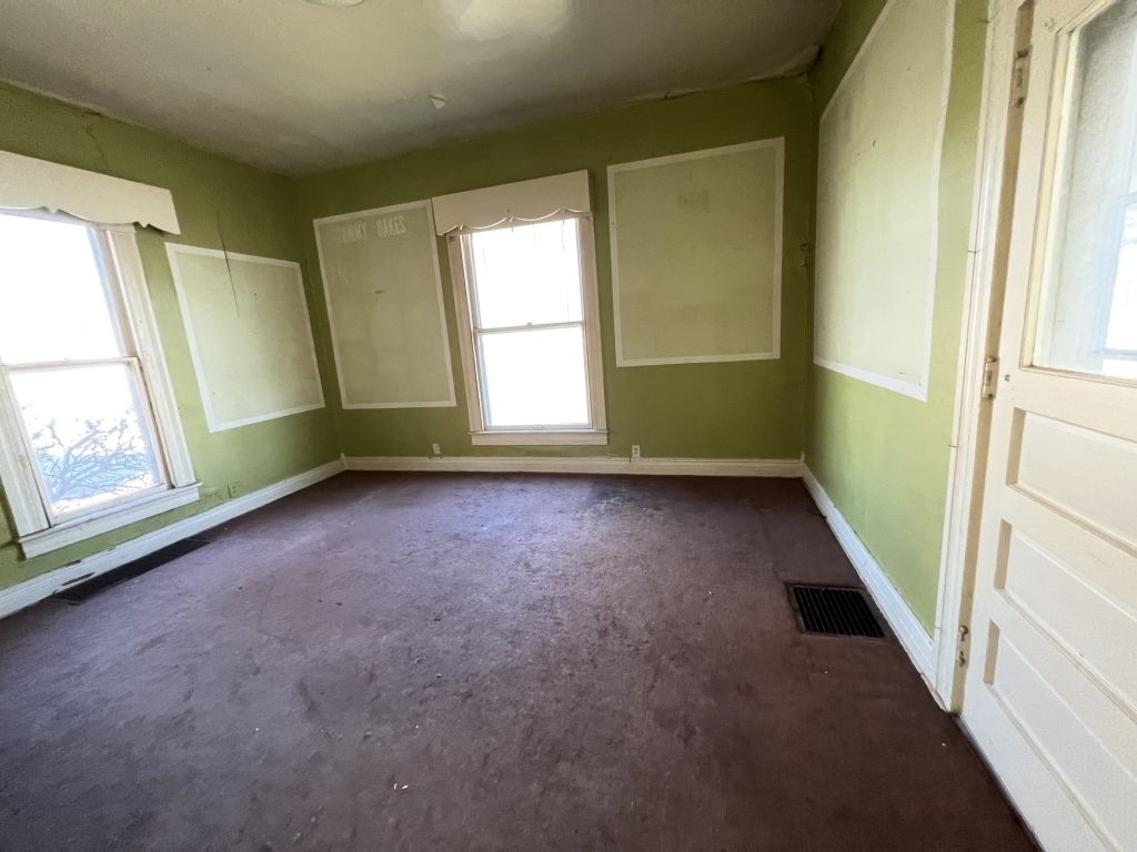 931 West 3rd Street Anderson, IN 46016 - Photo 12 of 13