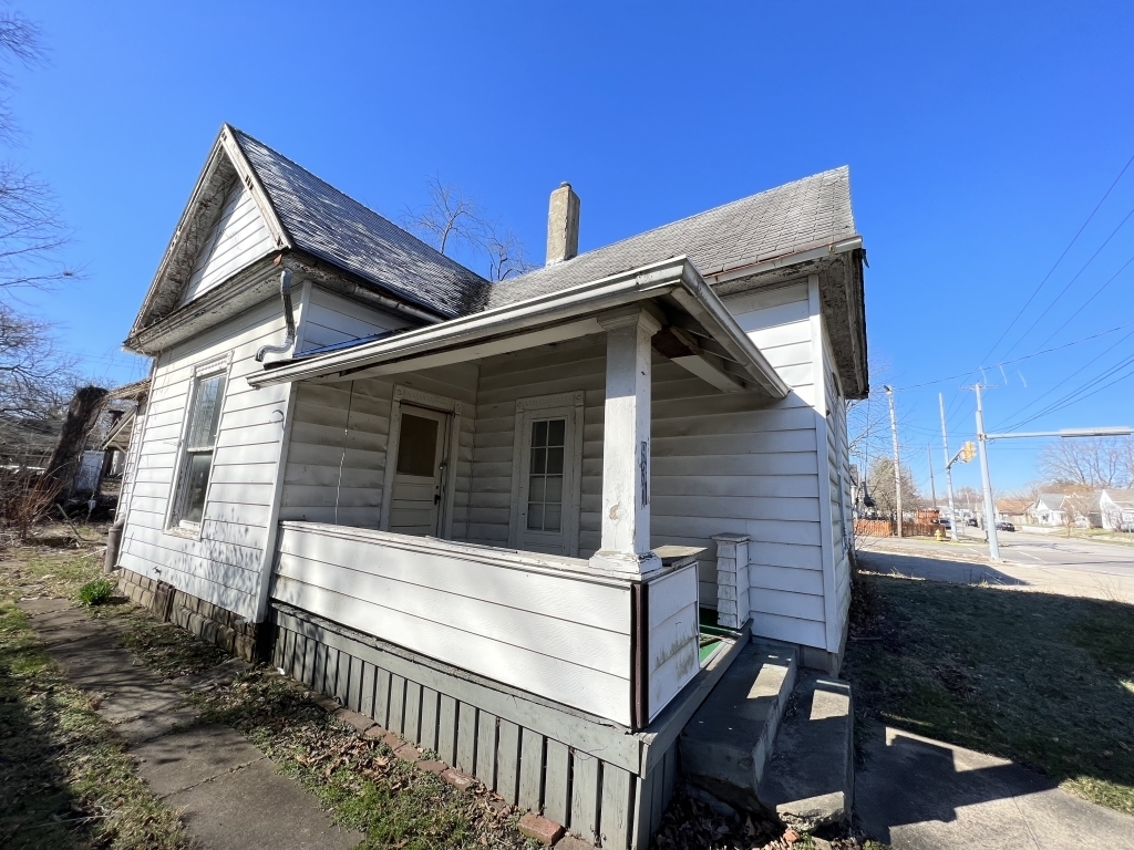 931 West 3rd Street Anderson, IN 46016 - Photo 2 of 13