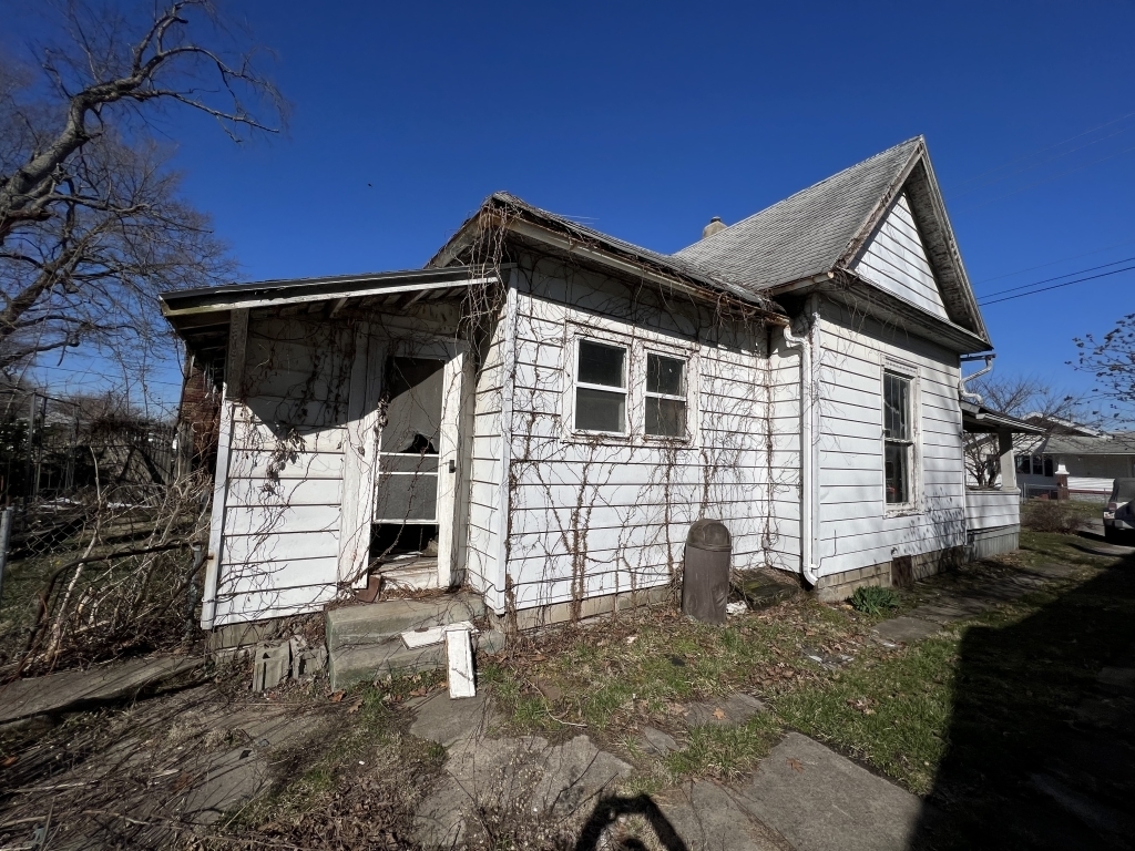 931 West 3rd Street Anderson, IN 46016 - Photo 3 of 13