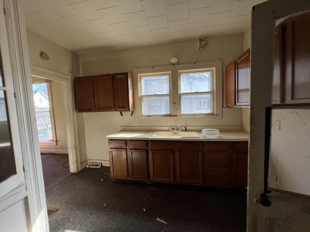 931 West 3rd Street Anderson, IN 46016 - Photo 6 of 13