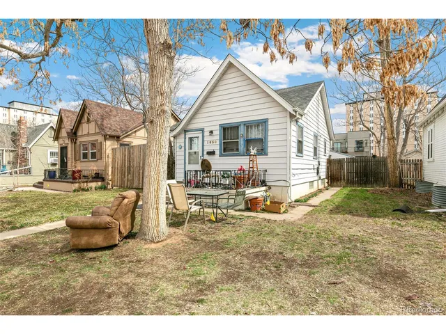 a view of a yard in front of a house