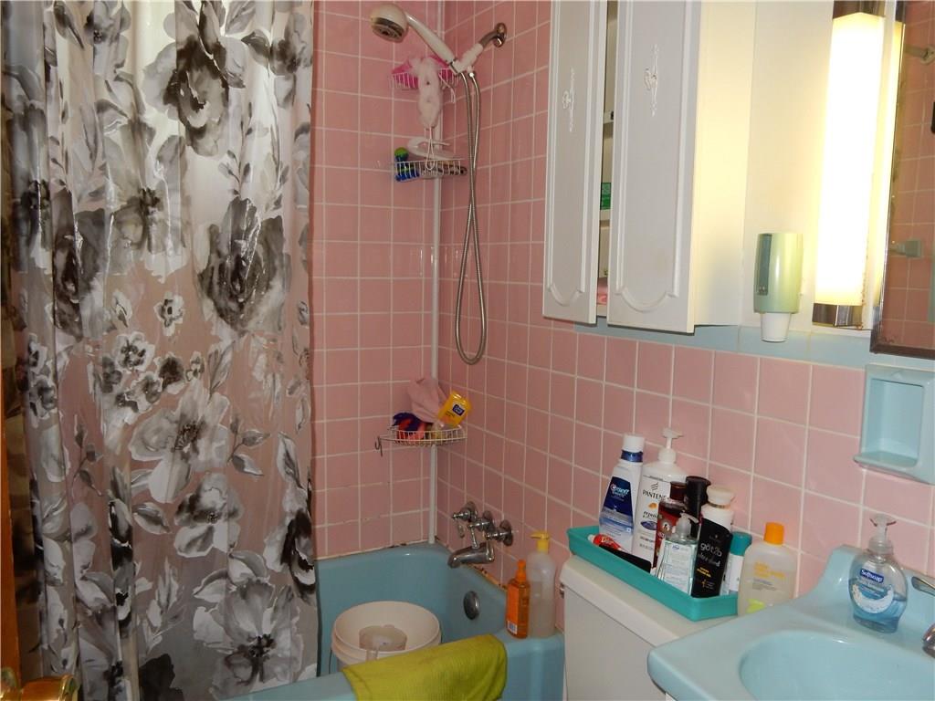 321 East Garden Road Pittsburgh, PA 15227 - Photo 14 of 20 The full bath on the main floor
