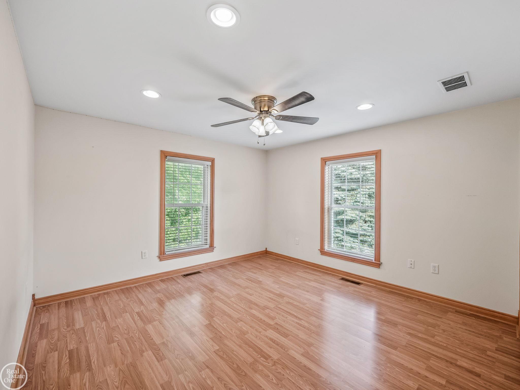 42109 Hayes Road Sterling Heights, MI 48313 - Photo 31 of 46 50116889-30.JPG