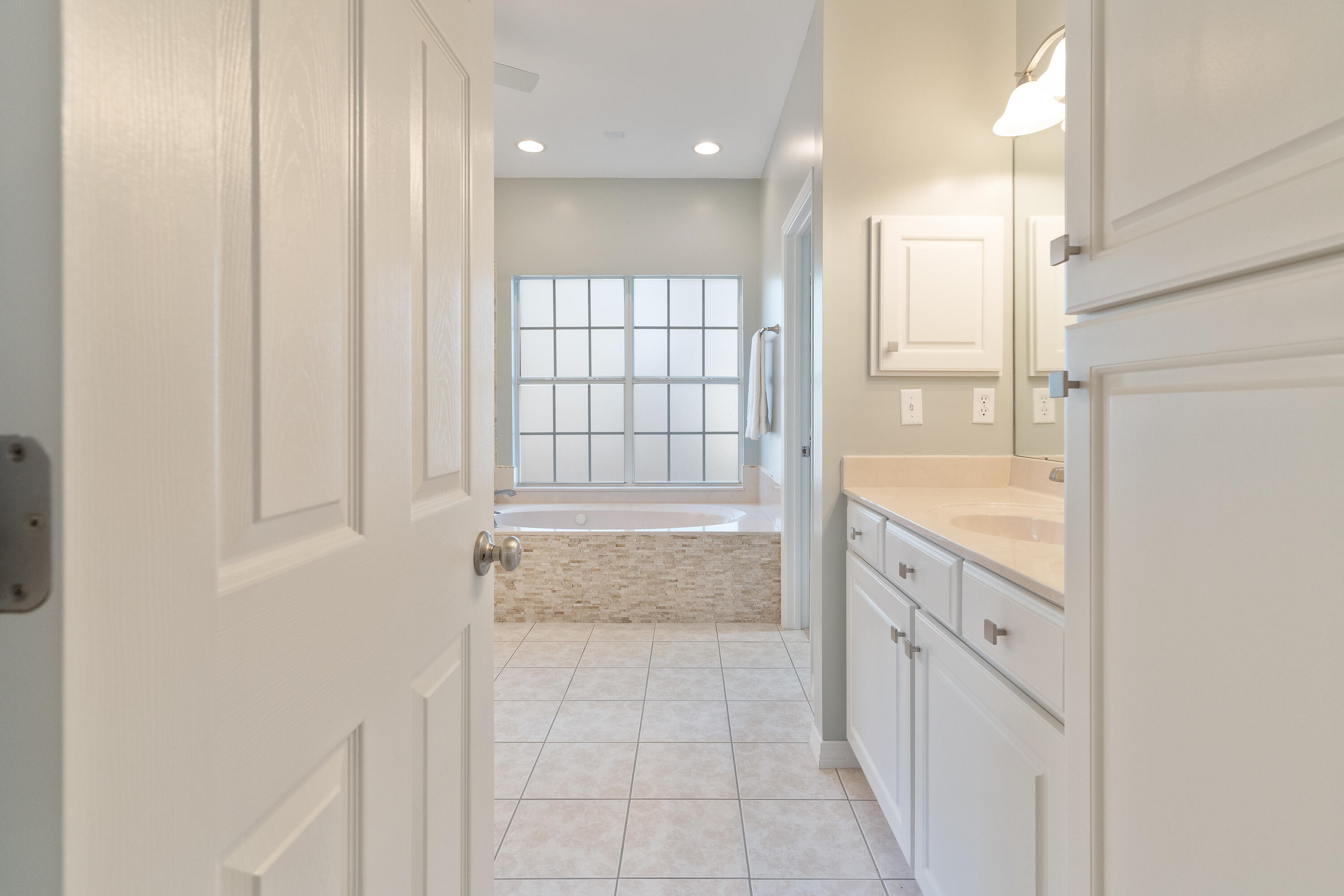 4100 Howard Drive Niceville, FL 32578 - Photo 50 of 133 Main bathroom