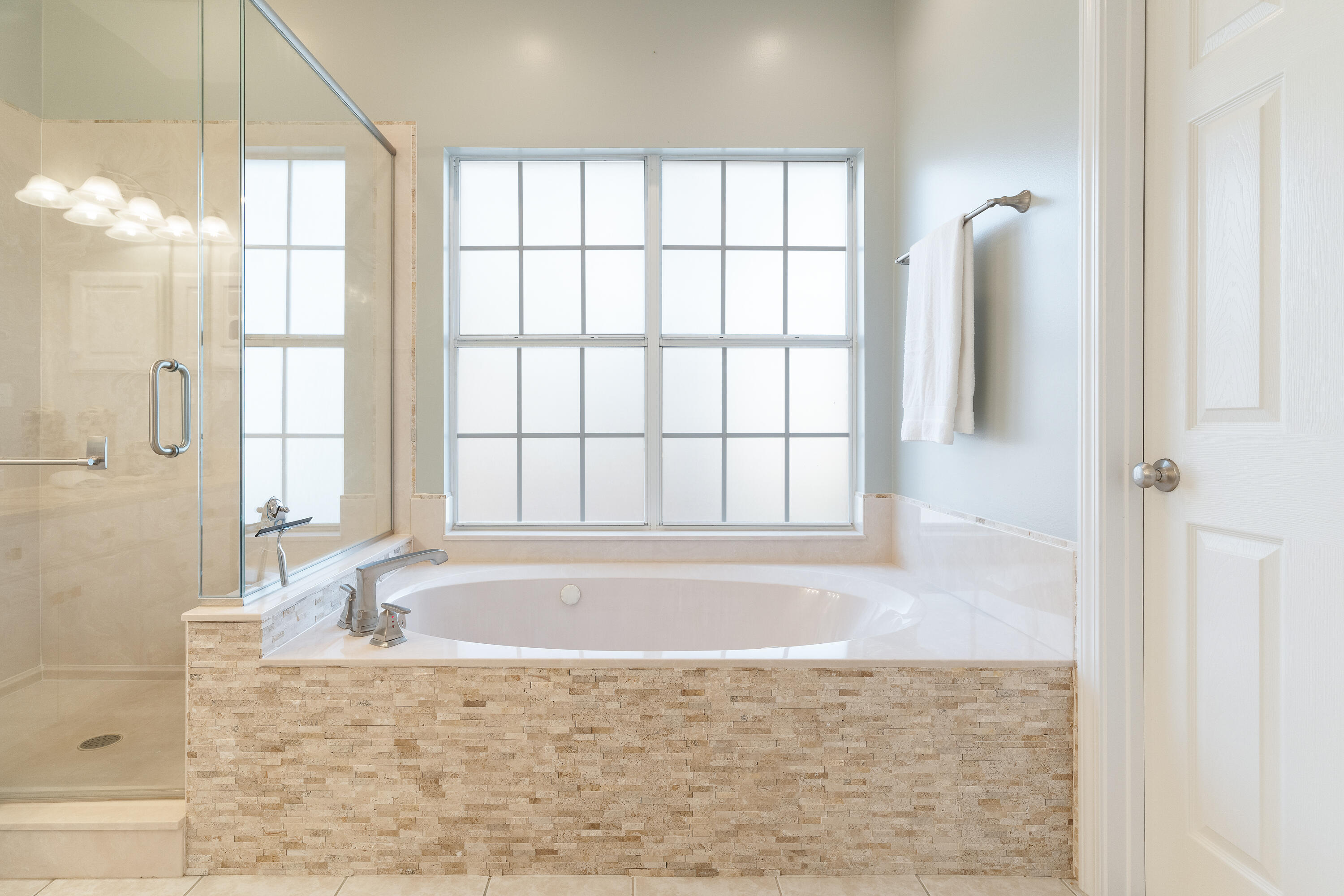 4100 Howard Drive Niceville, FL 32578 - Photo 53 of 133 a bathroom with bathtub next to a window