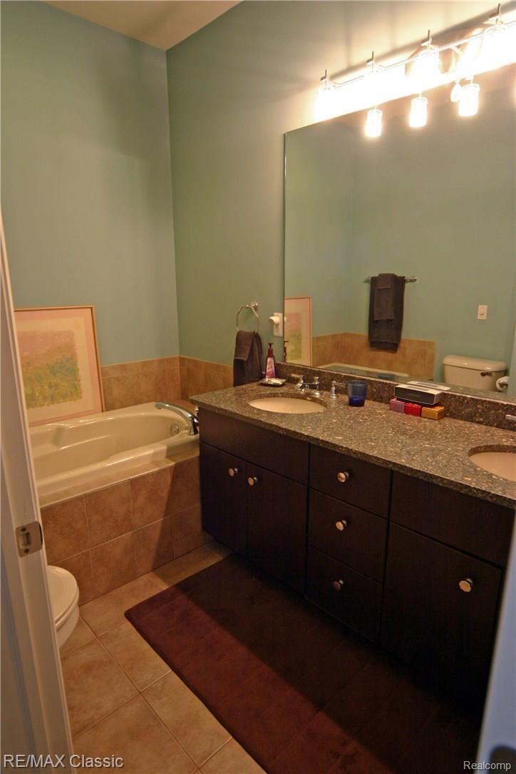 679 Mountain Circle Rochester, MI 48306 - Photo 13 of 30 Spacious master bath with both tub and walk-in shower.
