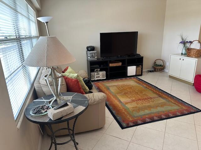 157 Mansfield D Boca Raton, FL 33434 - Photo 2 of 11 Living Room