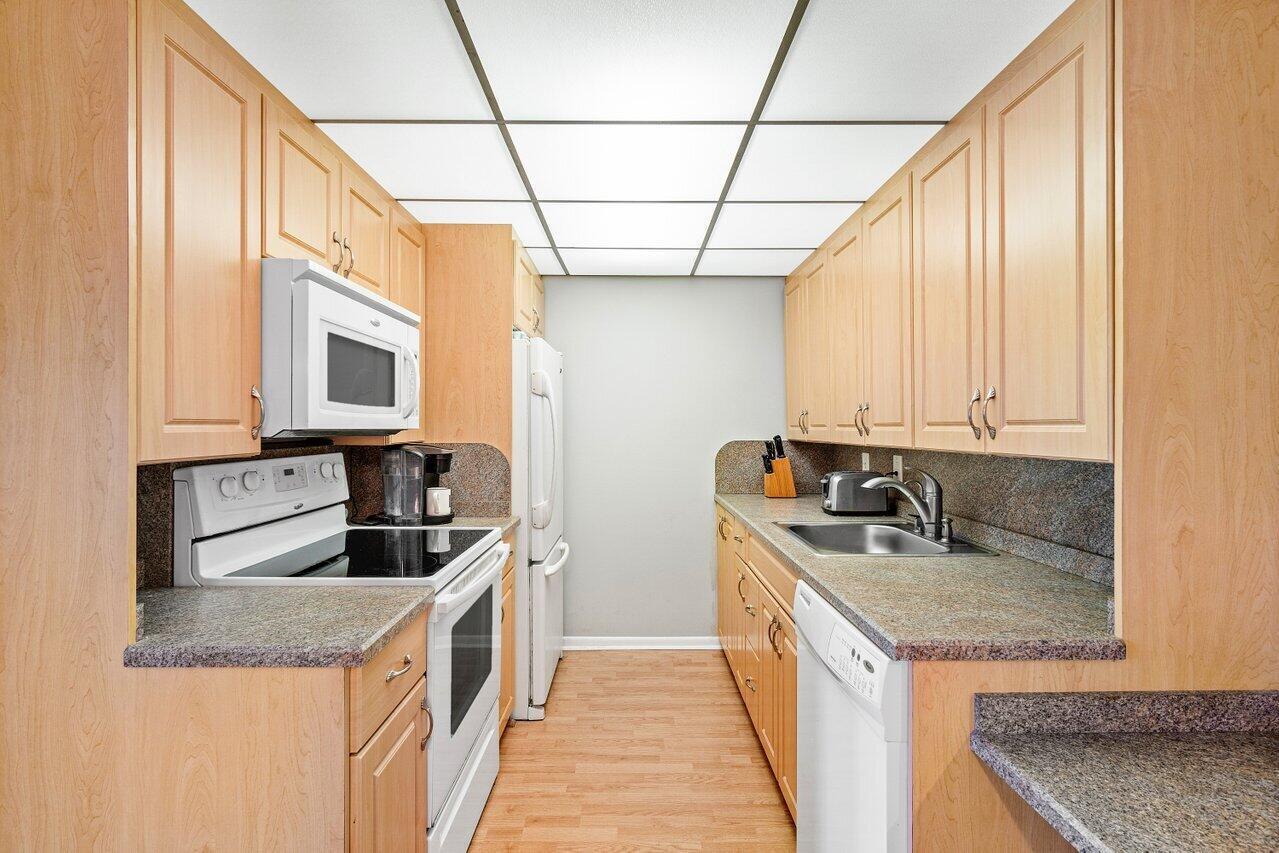2046 Rexford Drive Boca Raton, FL 33434 - Photo 6 of 33 005-2046RexfordC-BocaRaton-FL-33434-SMAL