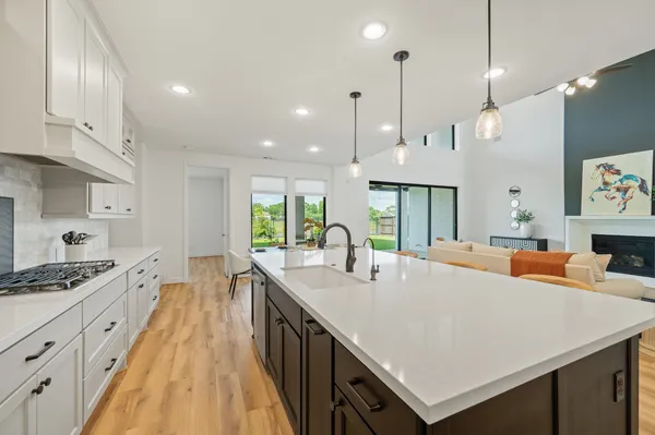 a large kitchen with kitchen island a large island in it